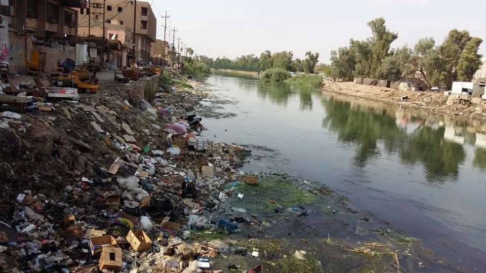 تلوث المسطحات المائية