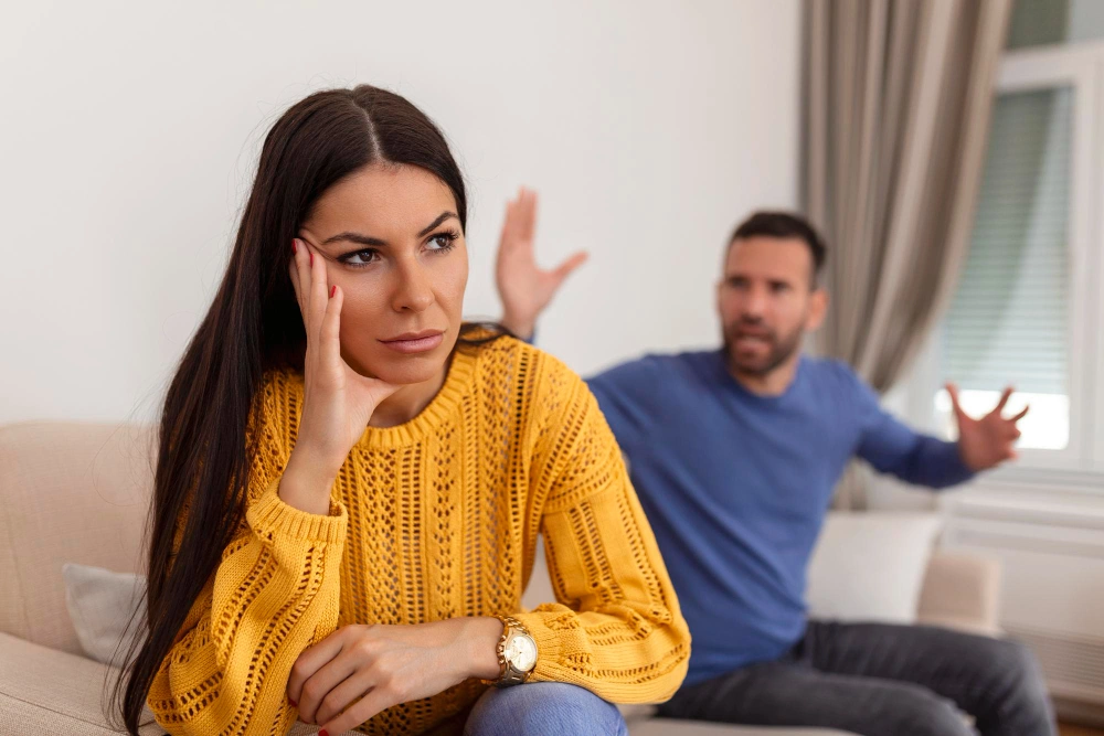 الجل الخشن يتعامل بغرور ولا يغتذر