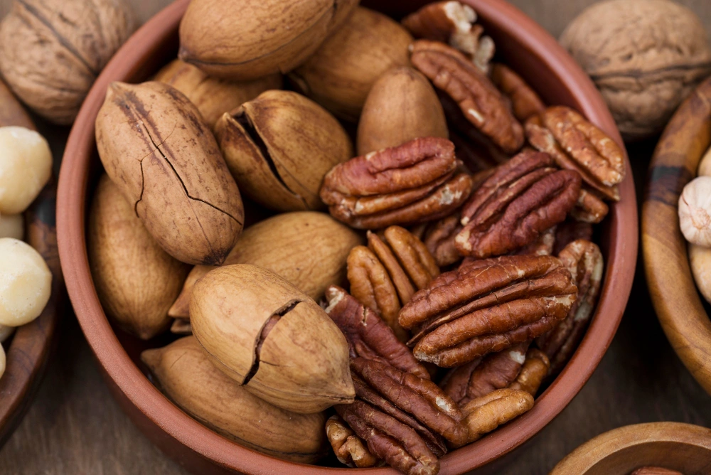 فوائد وأضرار جوز البقان والفرق بينه وبين عين الجمل