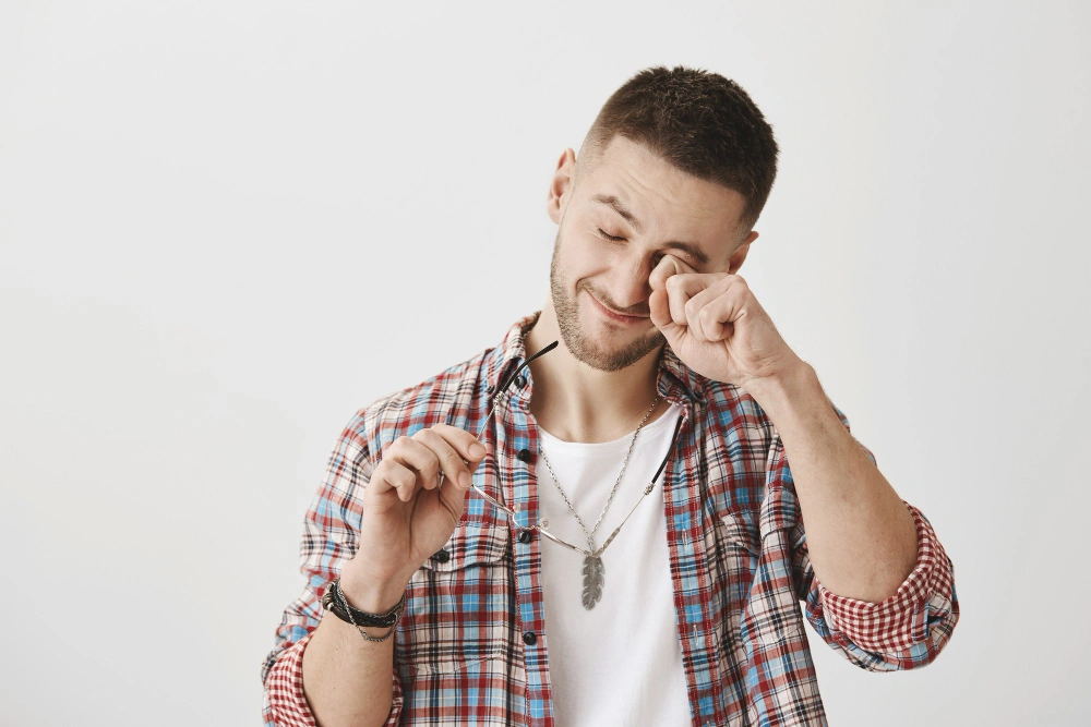 إحساس بالحرقان أو الوخز داخل العين