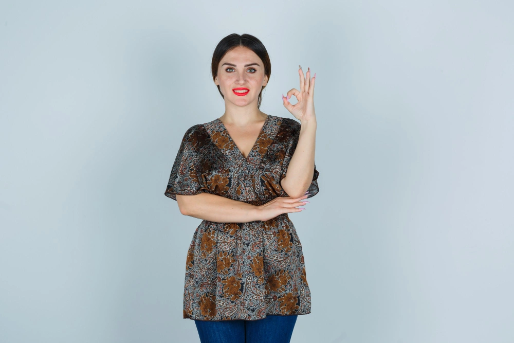 امرأة تتحدث لغة الإشارة