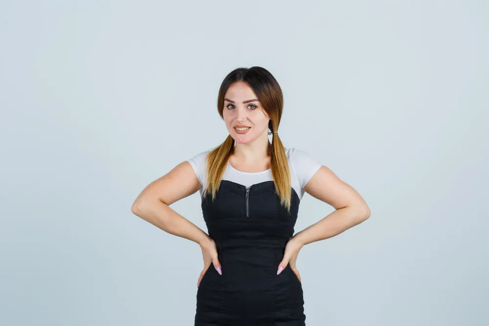 شابة جميلة تضع يديها على خصرها