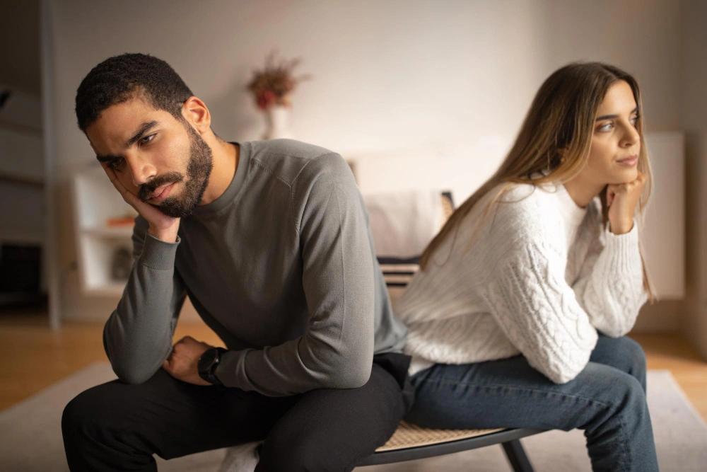الزوج الصامت يصعب عليه مشاركة مشاعره مع زوجته