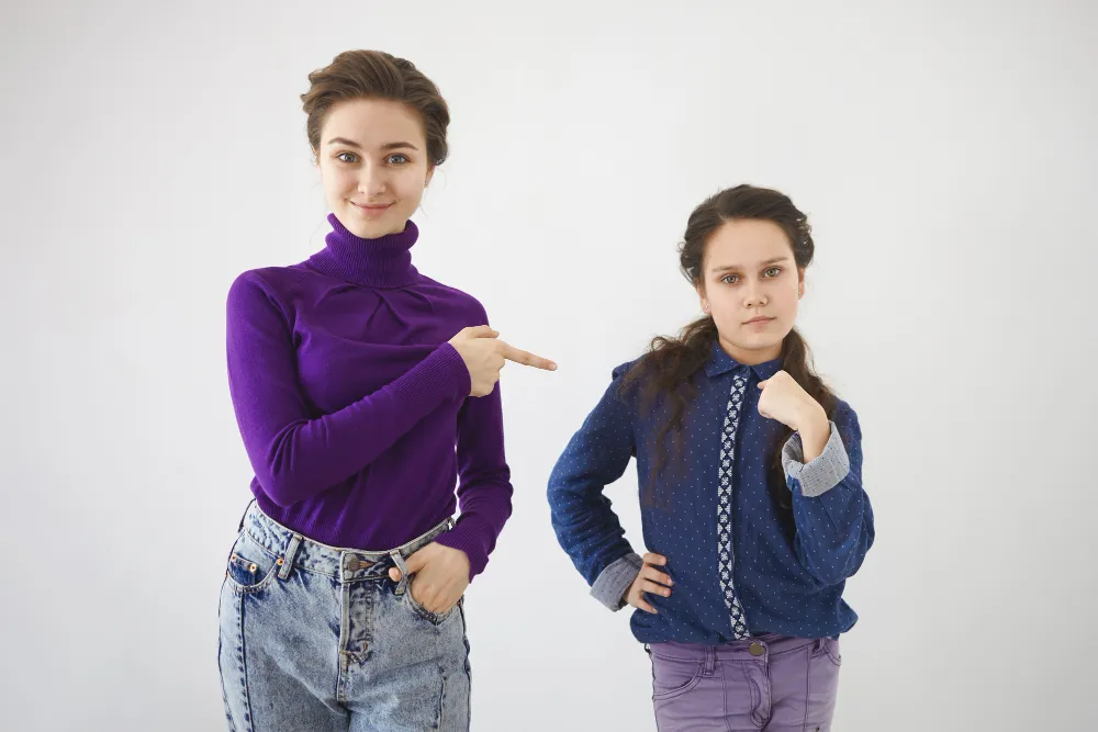 شابة تقف بجانب طفلة