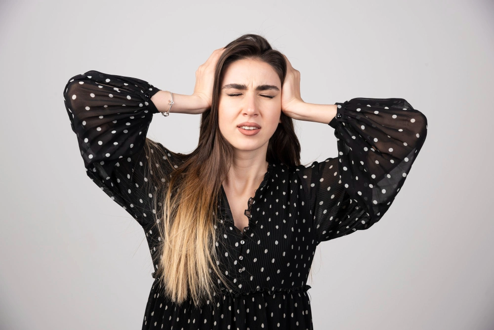 ما سبب صداع حول العين؟ دليلك الكامل للعلاج والتشخيص