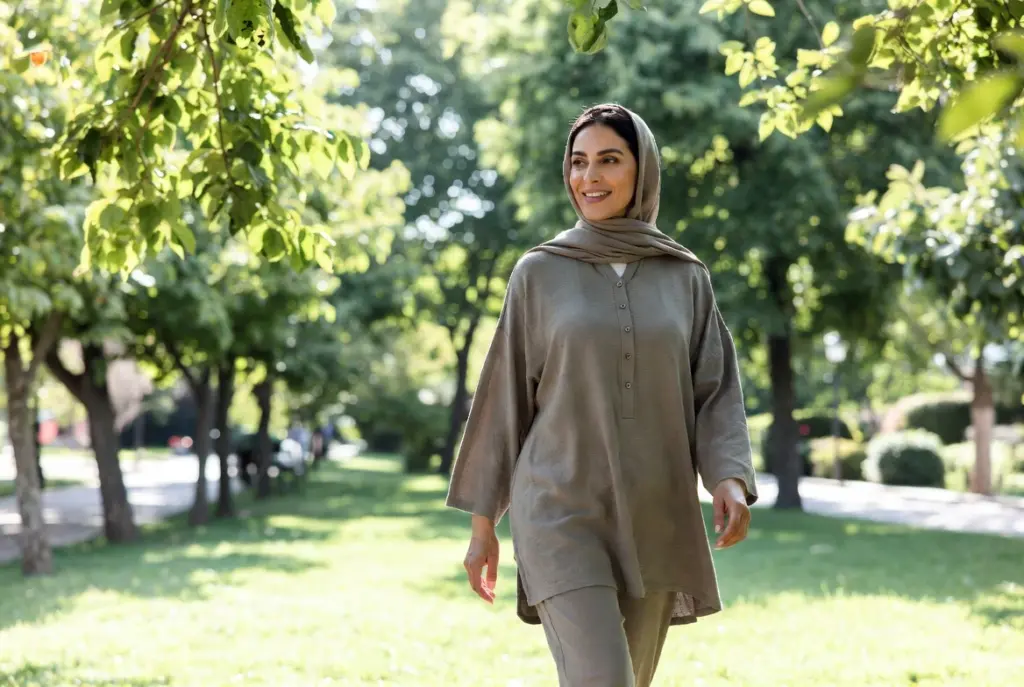 امرأة تمشي في الخارج