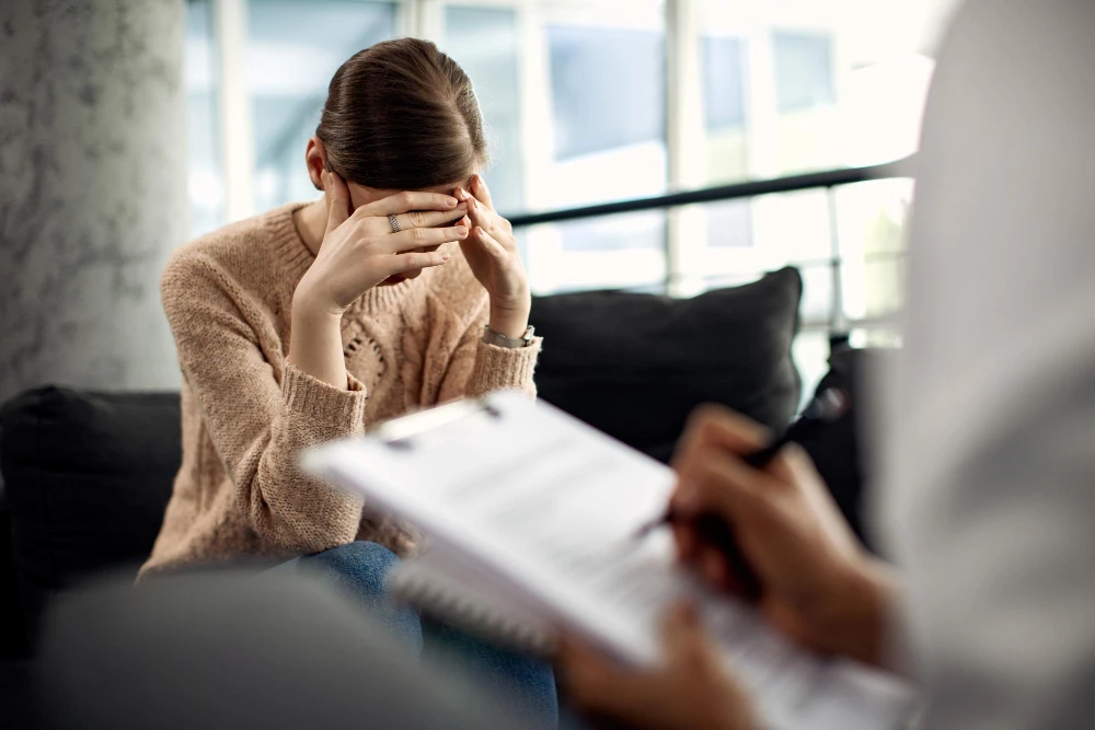 امرأة تتحدث مع الطبيب النفسي