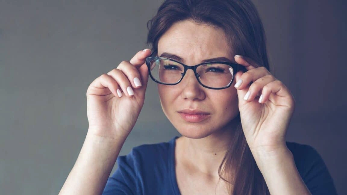 أسباب قصر النظر وأعراضه وكيفية علاجه بالنظارات أو الليزر