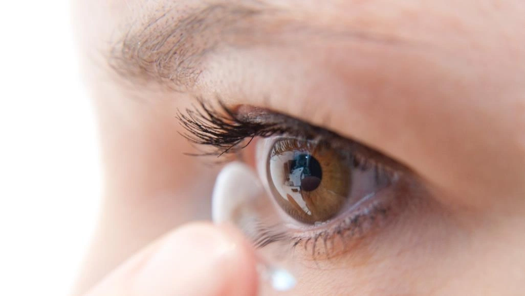 العدسات اللاصقة