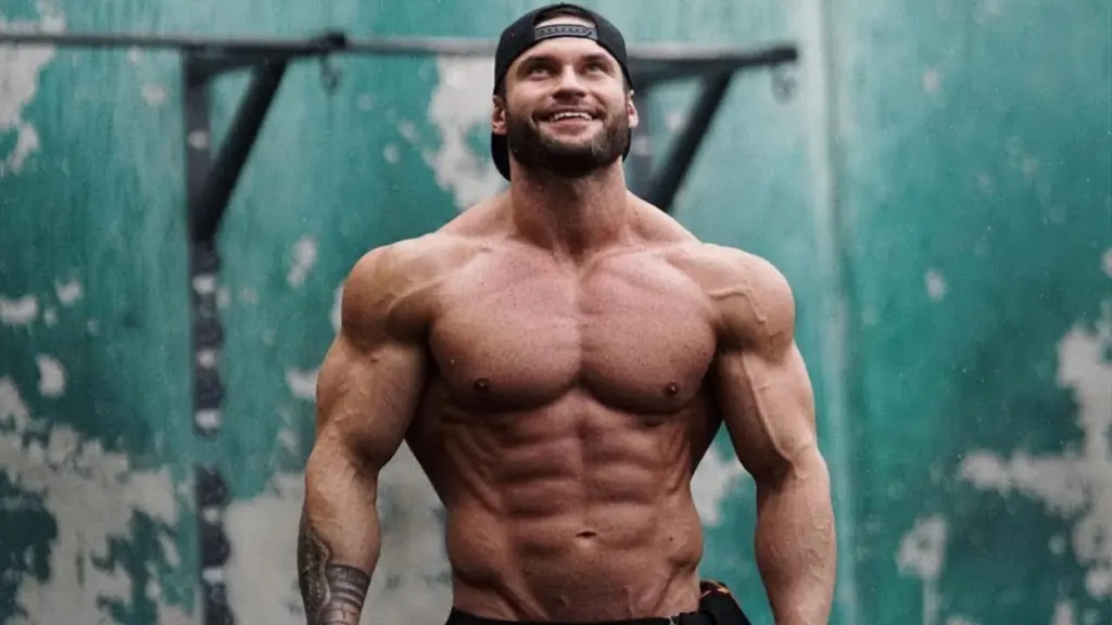 كمال الأجسام بين الفوائد والمخاطر: كيف تبني عضلاتك دون أن تضر صحتك؟
