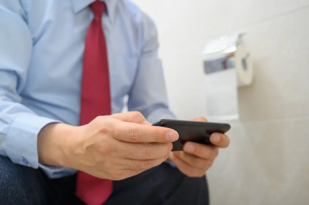مخاطر استخدام الهاتف في الحمام