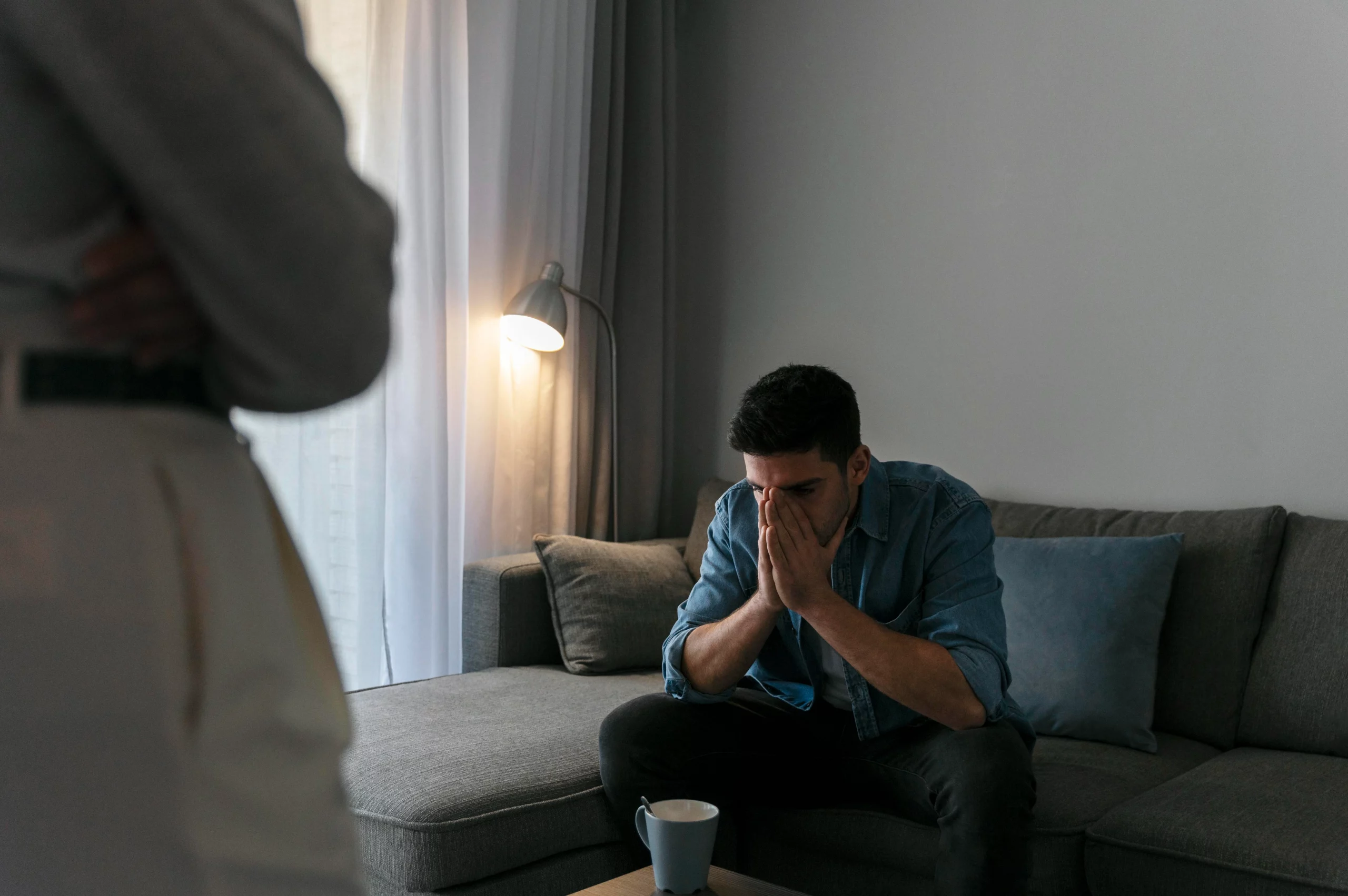 كيف أتعامل مع الرجل الخجول؟