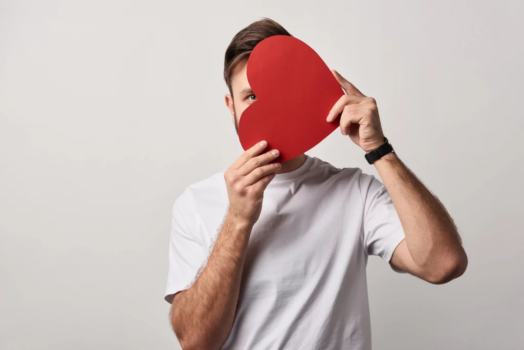 8 من علامات الحب عند الرجل الثقيل: إليكِ فن قراءة صمته