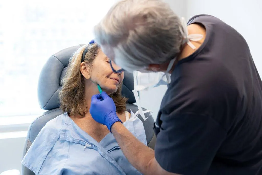 الاستشارة الأولية قبل عملية تجميل الاذن