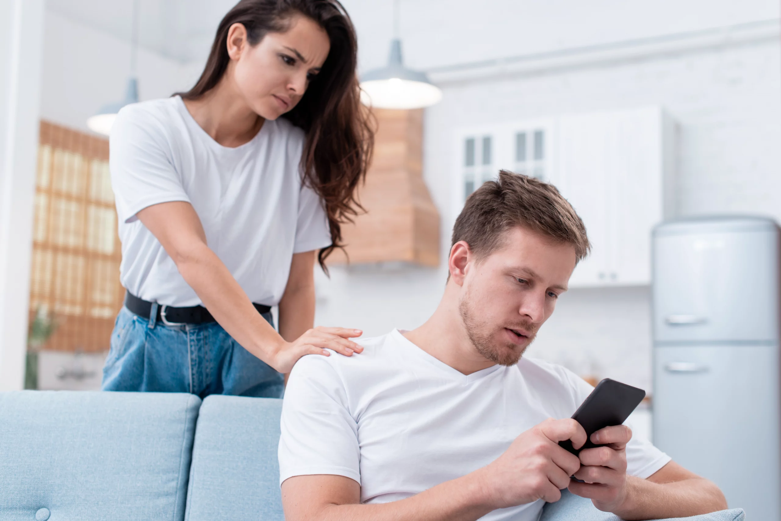 الرجل الشكاك في العلاقة العاطفية