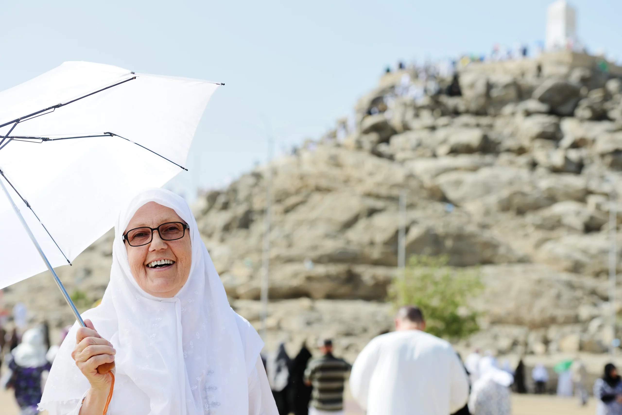 استخدم مظلة شمسية عند التنقل أو الوقوف