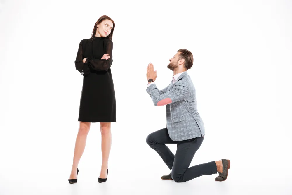 رجل يركع أمام امرأة