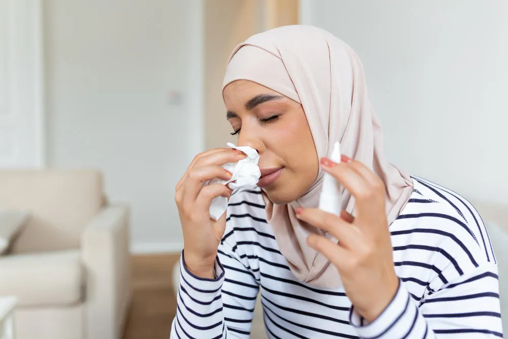 امرأة تعاني من التهاب الجيوب الأنفية