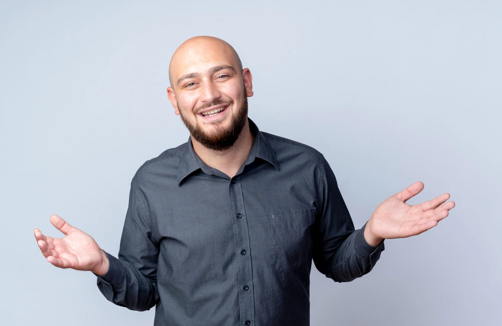 سر جاذبية الرجل الأصلع: لماذا تفضله النساء وتراه أكثر ذكاءً؟