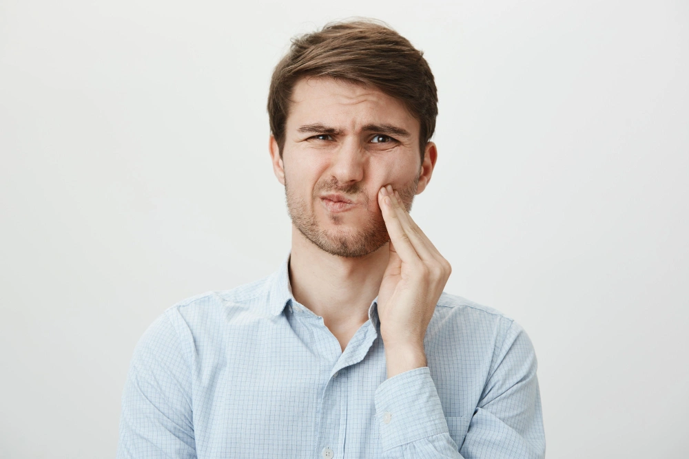 ألم شديد نابض في الضرس أو الفك