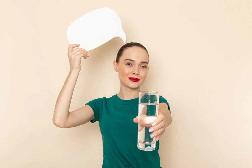 الحرص على شرب الماء بانتظام، لتجنب الجفاف الذي يزيد الشعور بالخمول