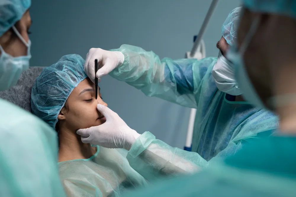 فتاة تخضع لعملية تجميل في الوجه