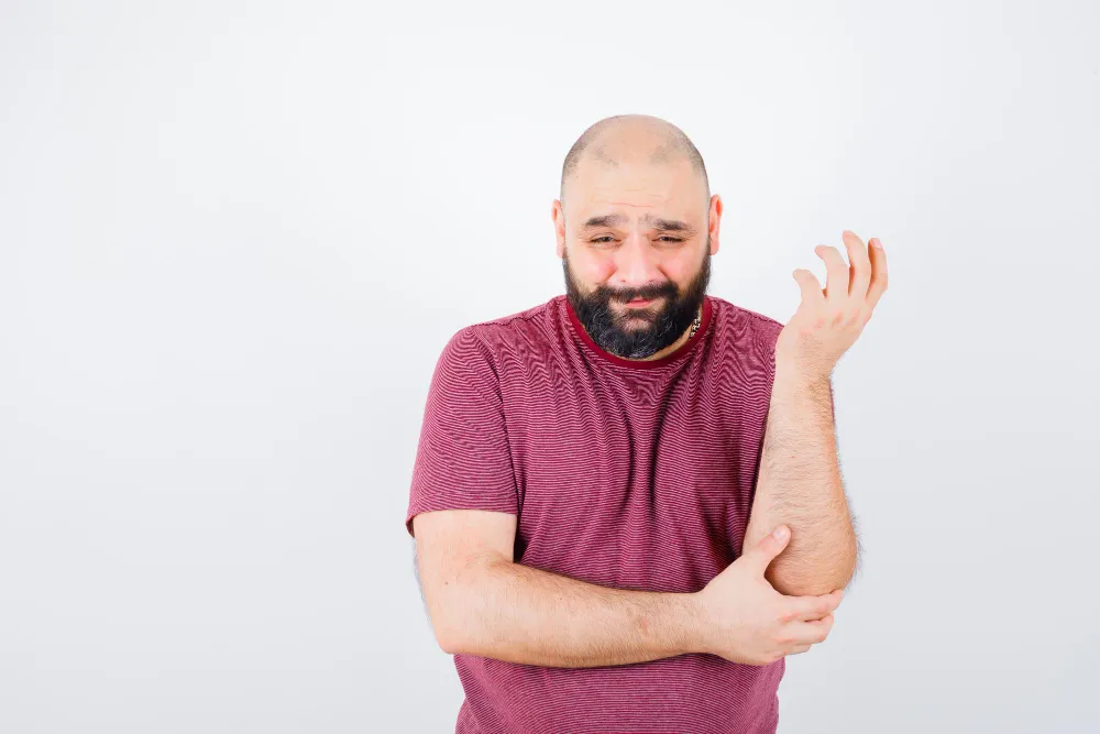 رجل يعاني من الحكة