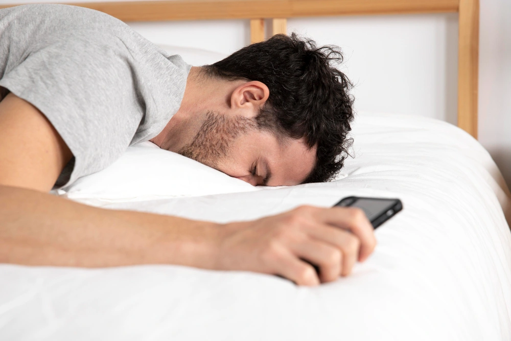 إبقاء هاتفك بجانبك أثناء النوم أمرًا خطيرًا
