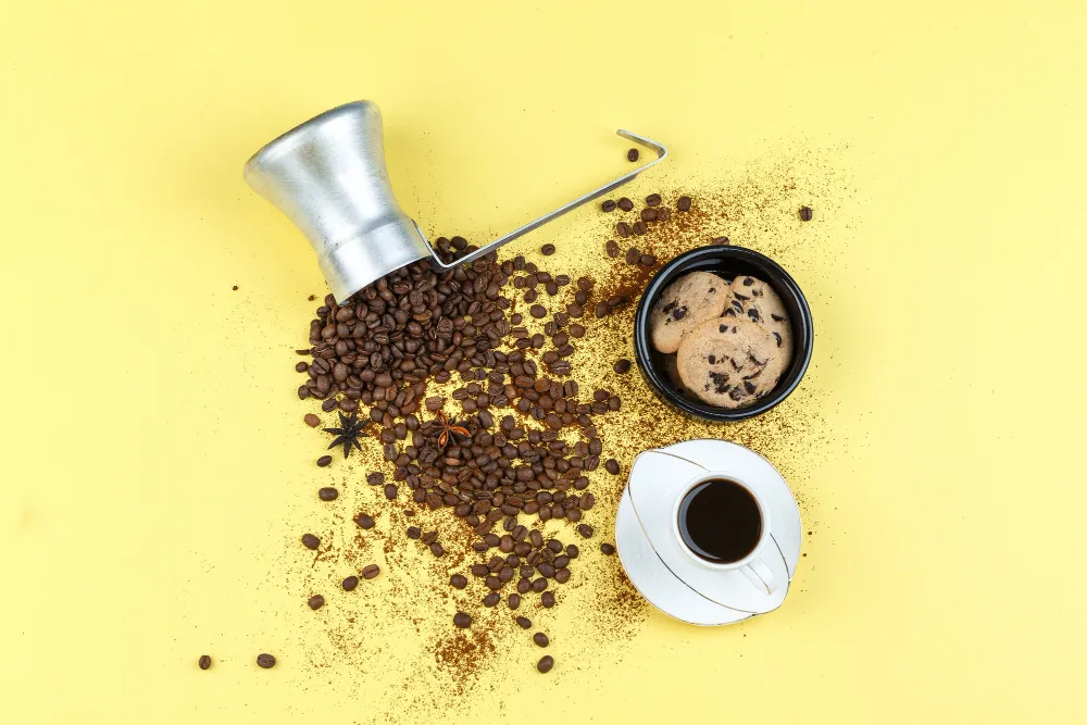 كوب من القهوة مع حبوب بن