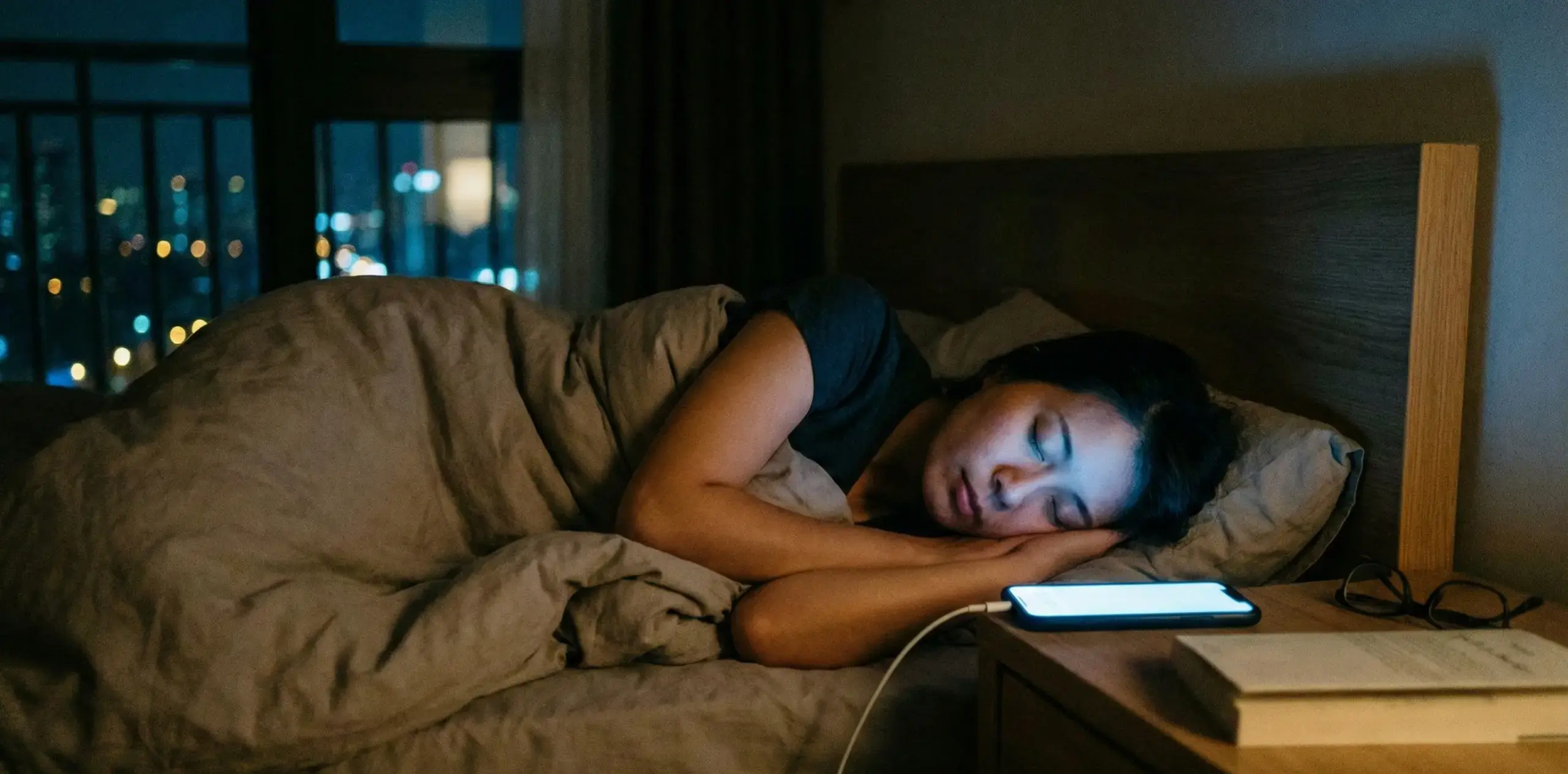 مخاطر النوم بجانب الموبايل.