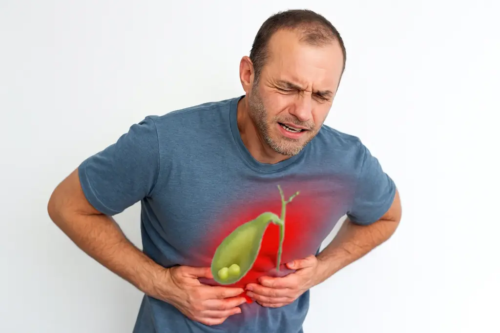 رجل يعاني من مغص مراري