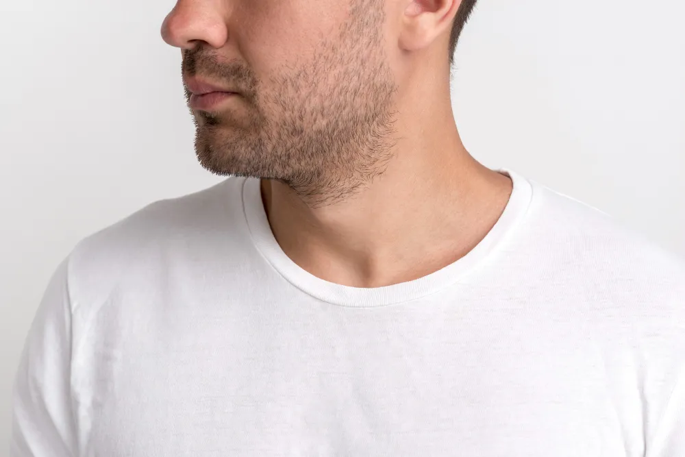 رجل بمحيط عنق طبيعي