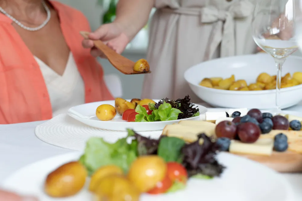 سيدرة تقدم لأخرى طعامًا