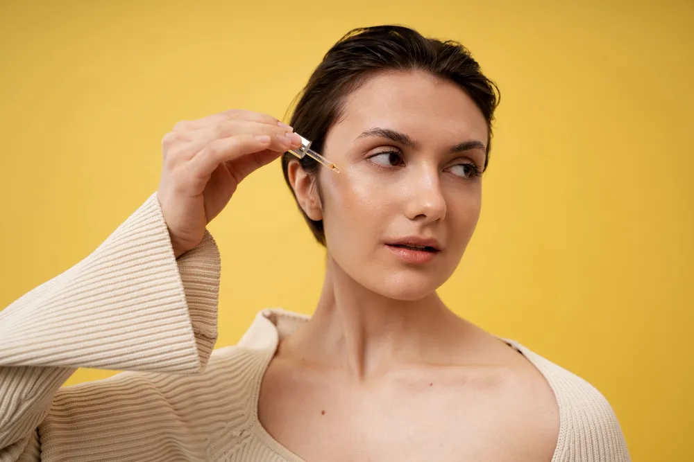 امرأة تضع السيروم على وجهها