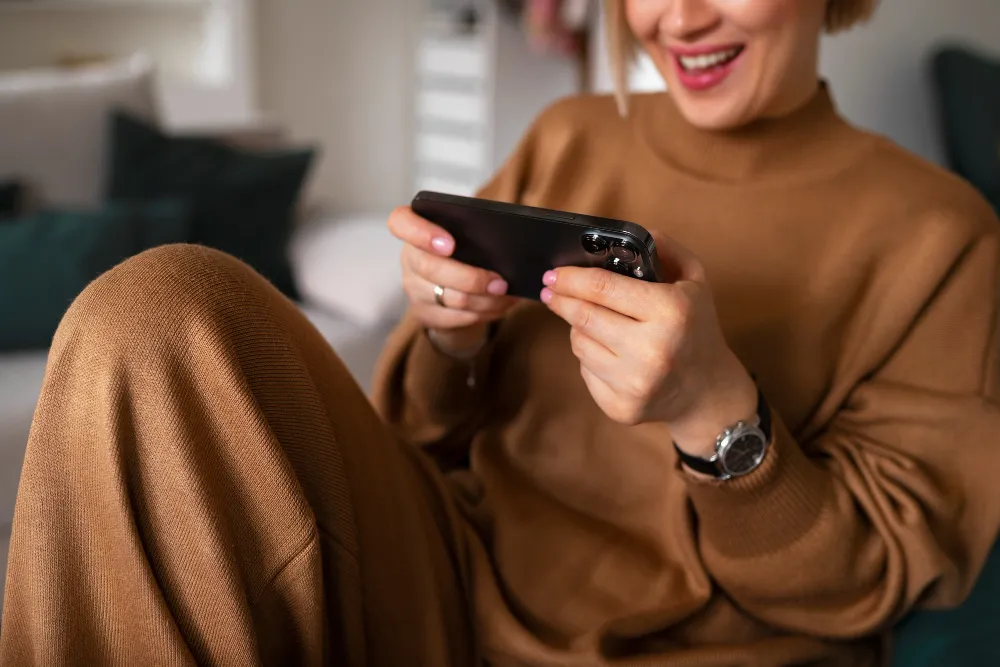 امرأة تلعب بالهاتف