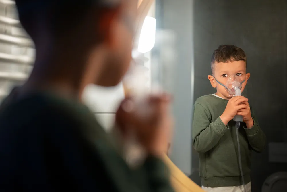 طفل يستخدم جهاز للتنفس