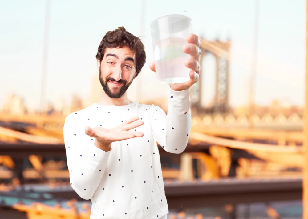 شاب يمسك بكوب ماء
