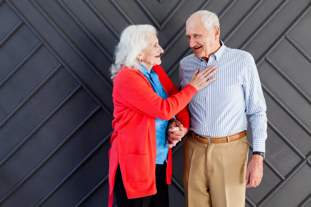 رجل وامرأة كبيران في السن