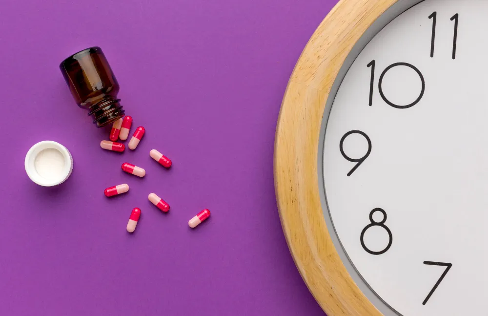 علبة أقراص دوائية وساعة