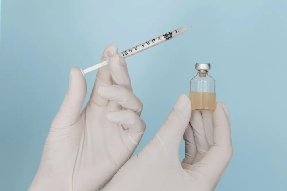 حقنة مع أمبولة دواء