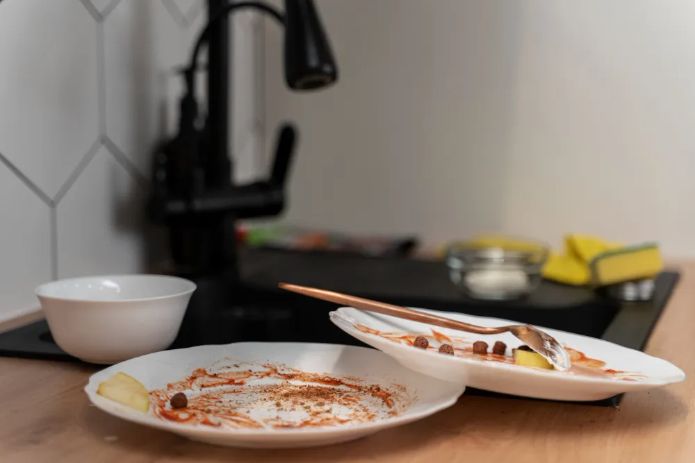 نقع الجلي طول الليل قد يسبب مخاطر غير متوقعة!