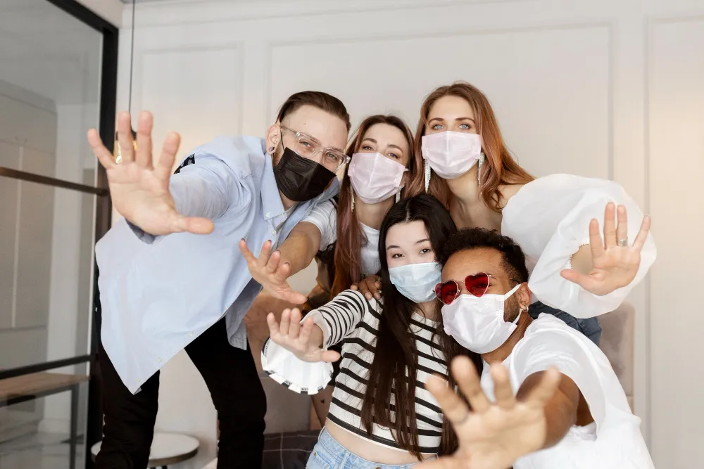 مجموعة من الأشخاص يرتدون الكمامات