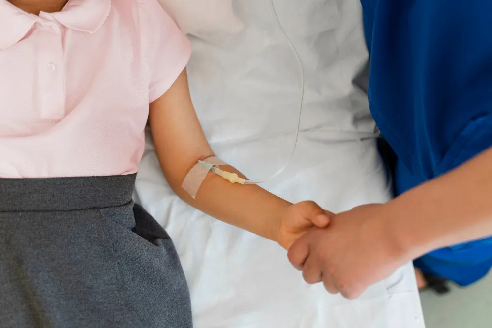 طفلة تخضع للعلاج بالأدوية الوريدية