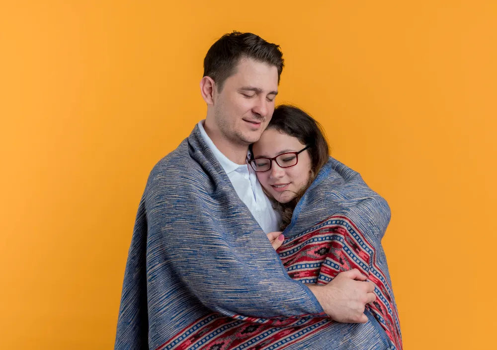 زوجان يتعانقان