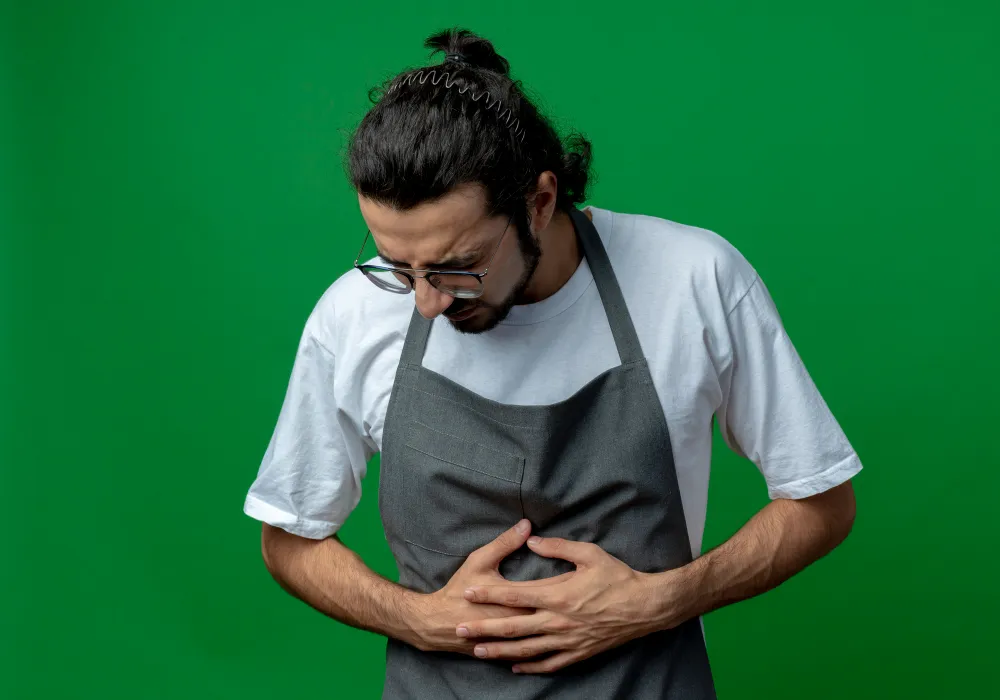 شاب يعاني من ألم البطن