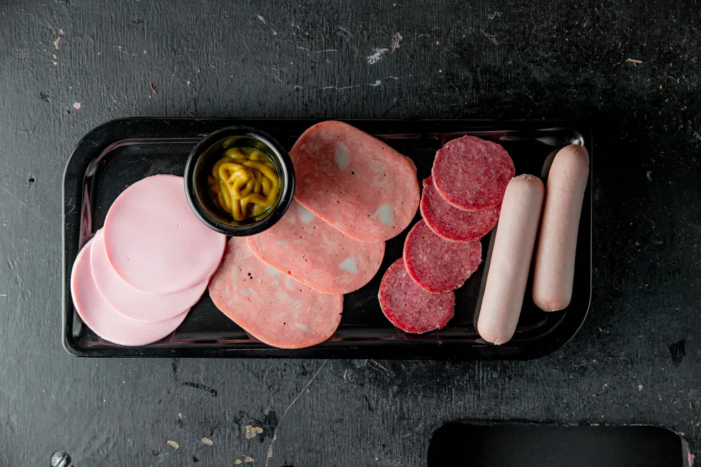 طبق من اللحوم المصنعة