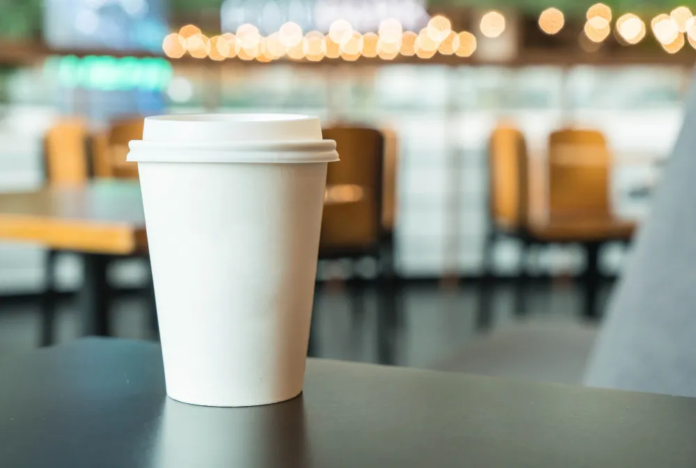 تحذير من شرب القهوة في الأكواب البلاستيكية