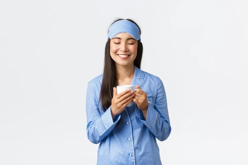 امرأة شابة تمسك بكوب 