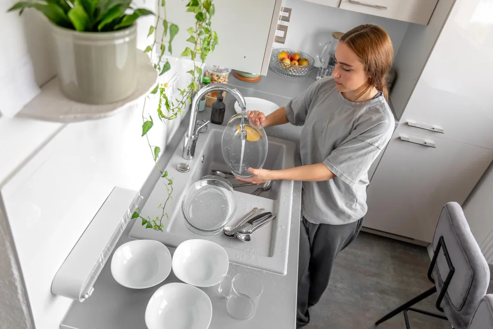 امرأة تنظف الصحون