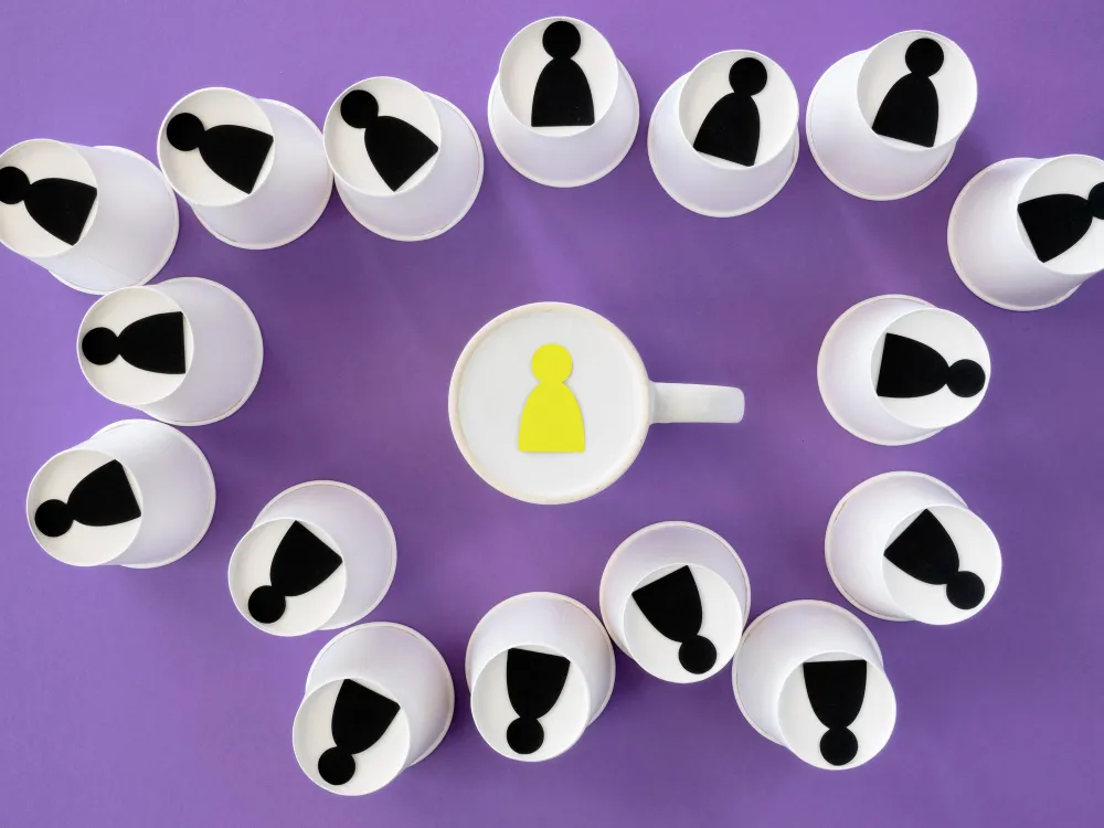 أكواب مع ملصقات